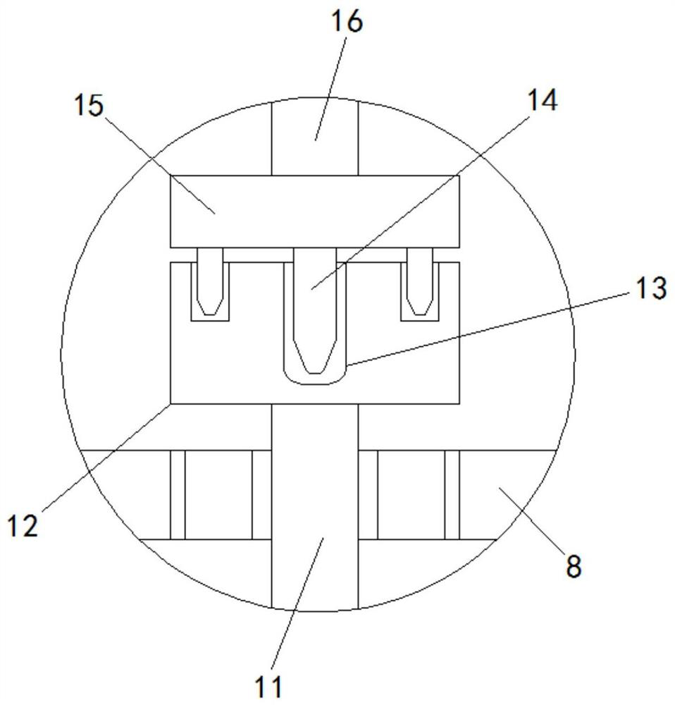 Waste mulching film smashing device with automatic feeding and guiding functions and operation method of waste mulching film smashing device