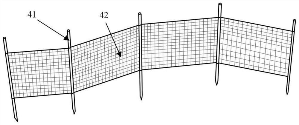 Small fish catching device for near-shore shallow water area and fish catching method of small fish catching device