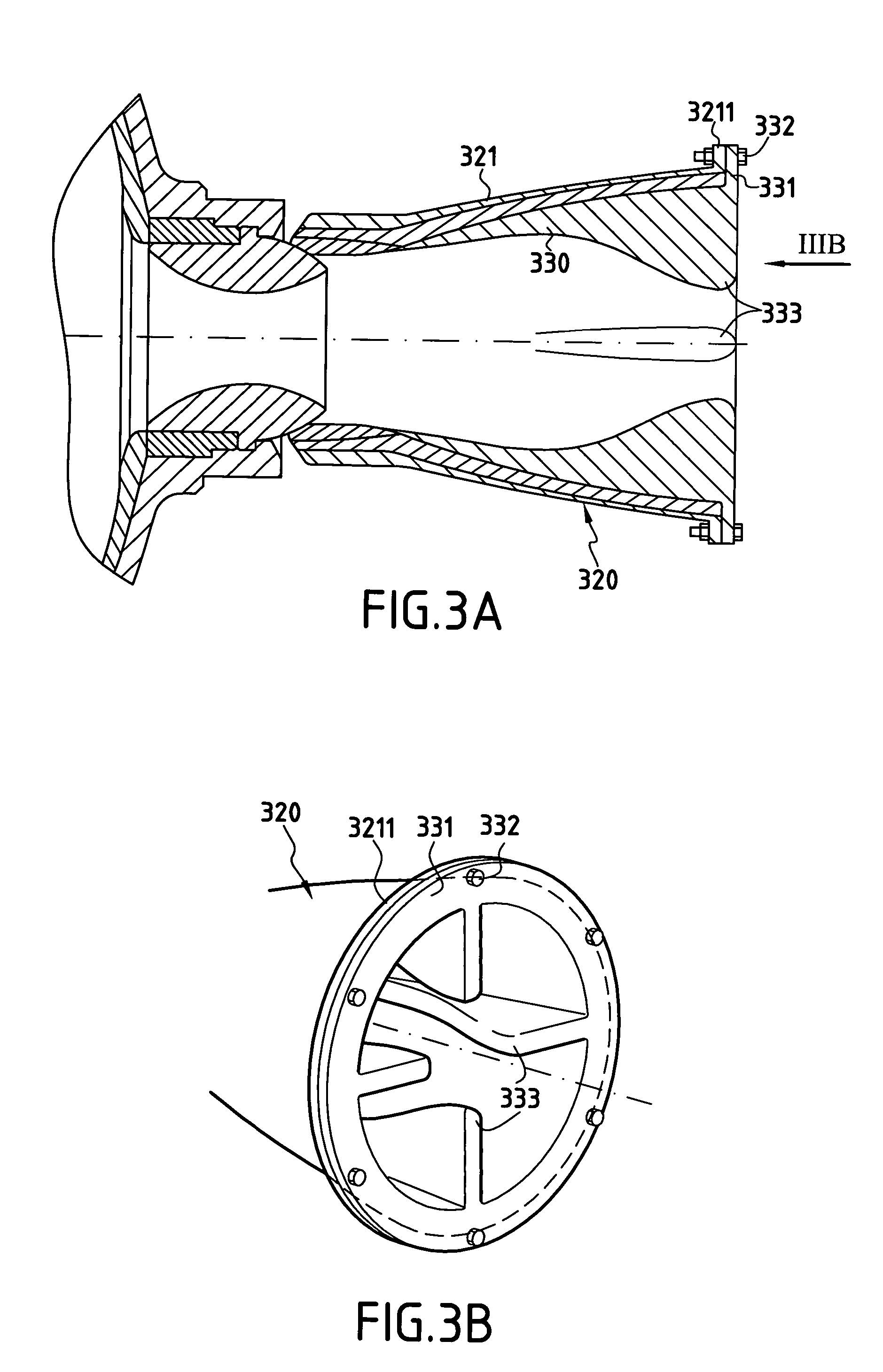 Adapter device for a rocket engine nozzle having a movable diverging portion