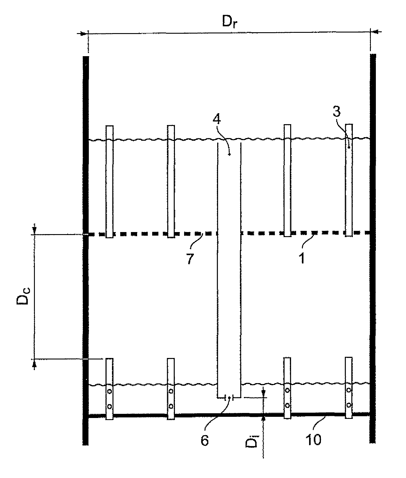 Process and apparatus for filtration and pre-distribution of gas and liquid phases in a down-flow catalytic reactor