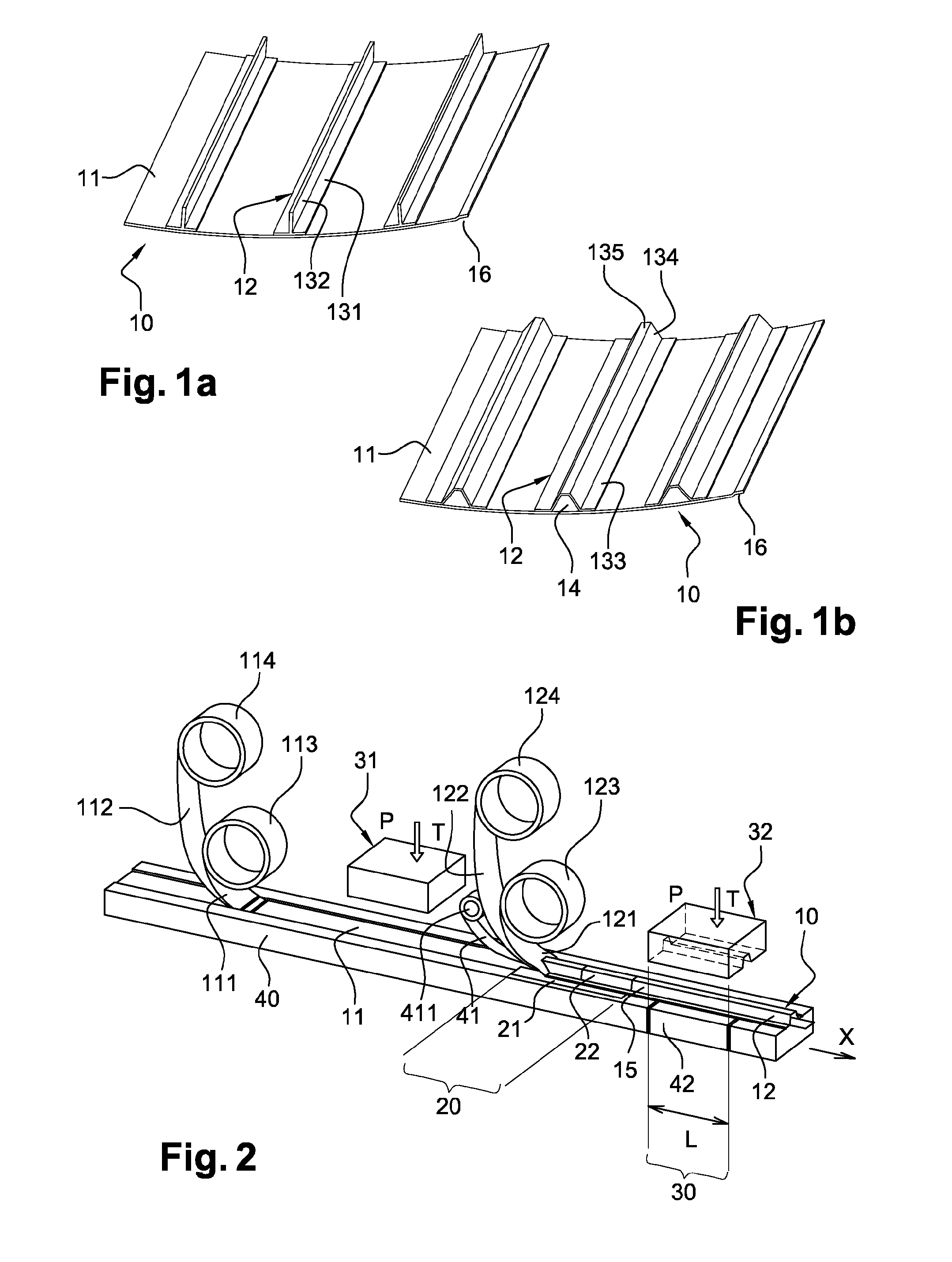 Method for producing an extruded stiffened panel, and device for implementing same