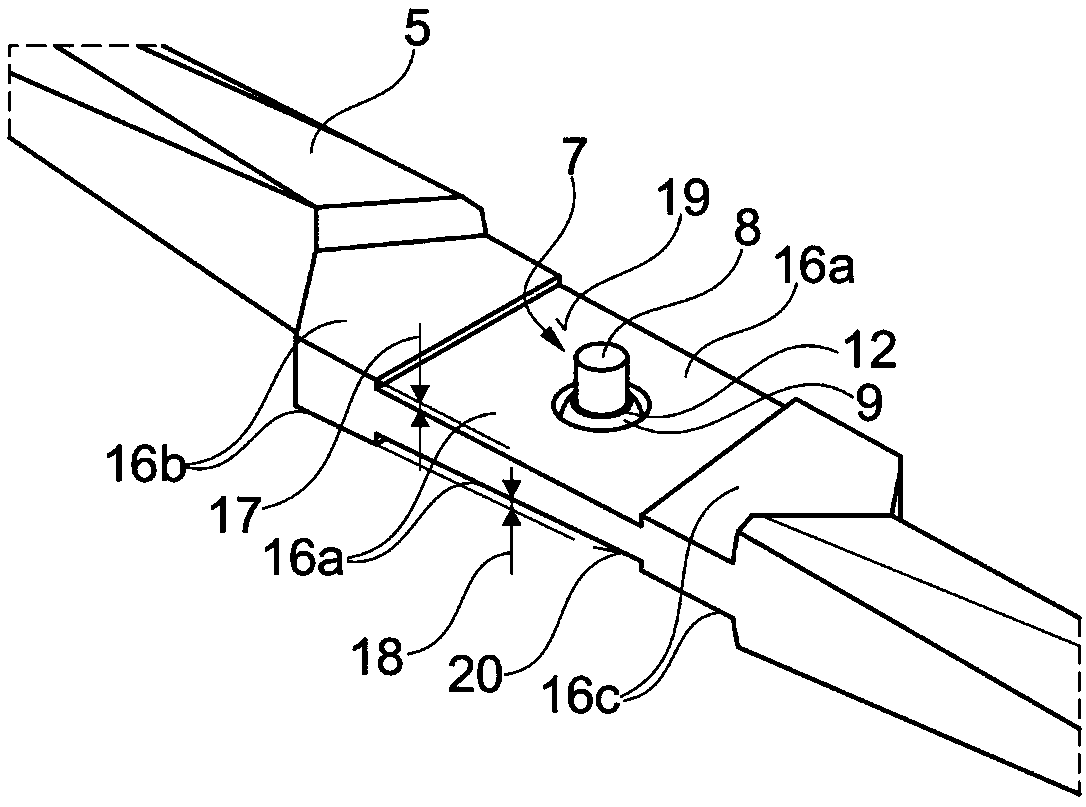 Surgical instrument having a spacing pivoting element