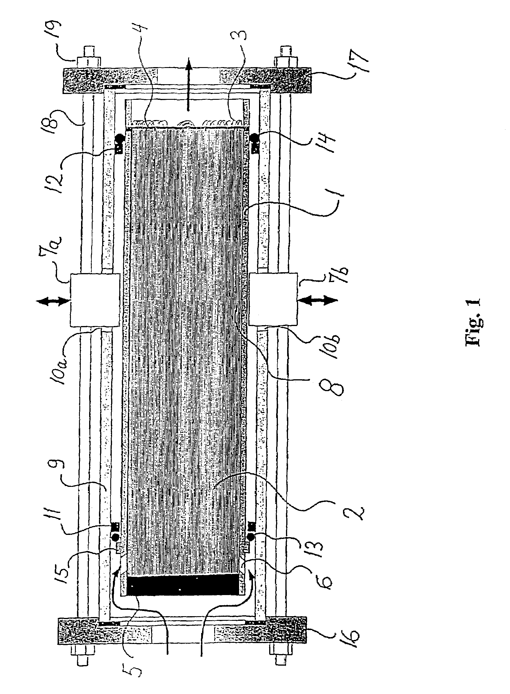 Device and a method for filtering a fluid