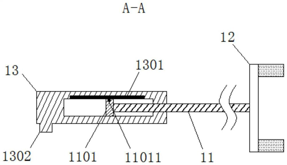 Angle automatic adjusting device facilitating furniture paint spraying