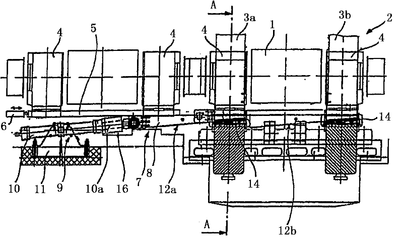 Roll changing device with wedge adjusting device