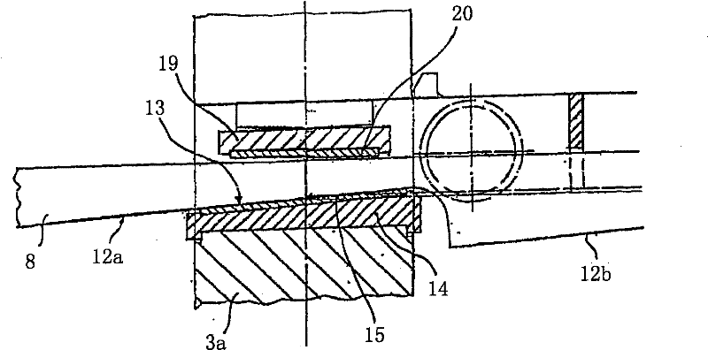 Roll changing device with wedge adjusting device