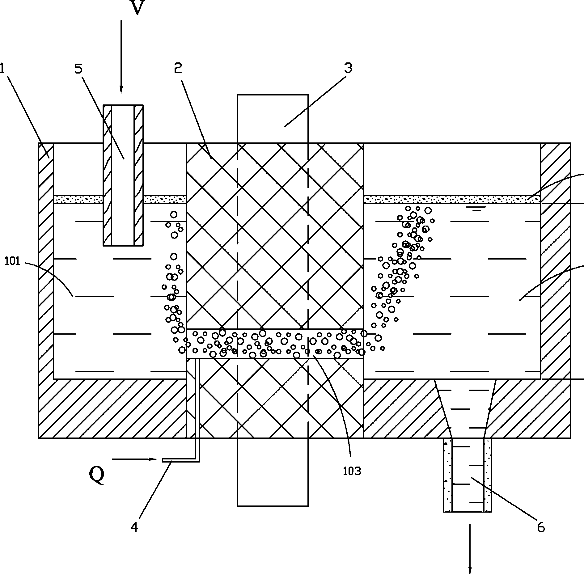 Channel type induction heating pouring basket and pouring method thereof