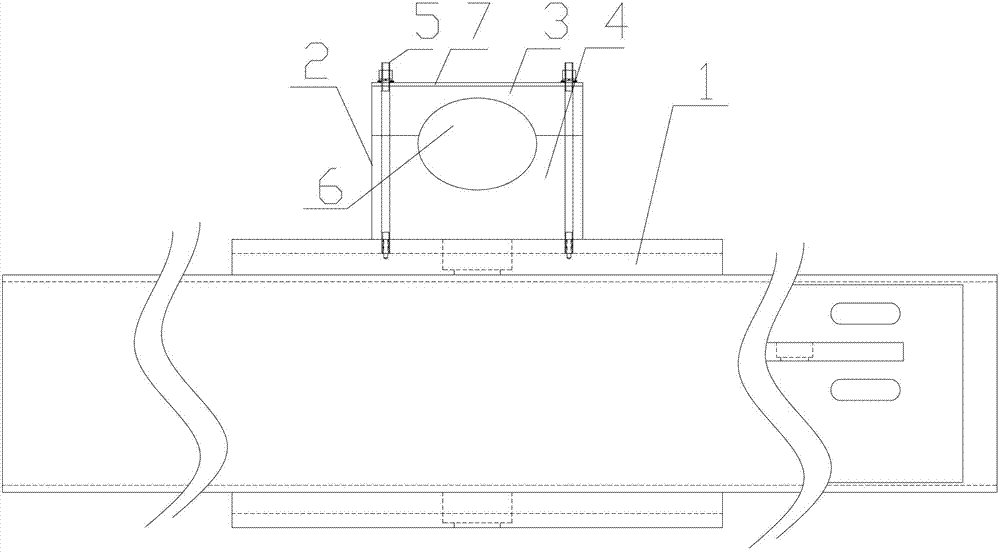 Double-steel-wheeled vibratory road roller with hydraulic pipe fastening device