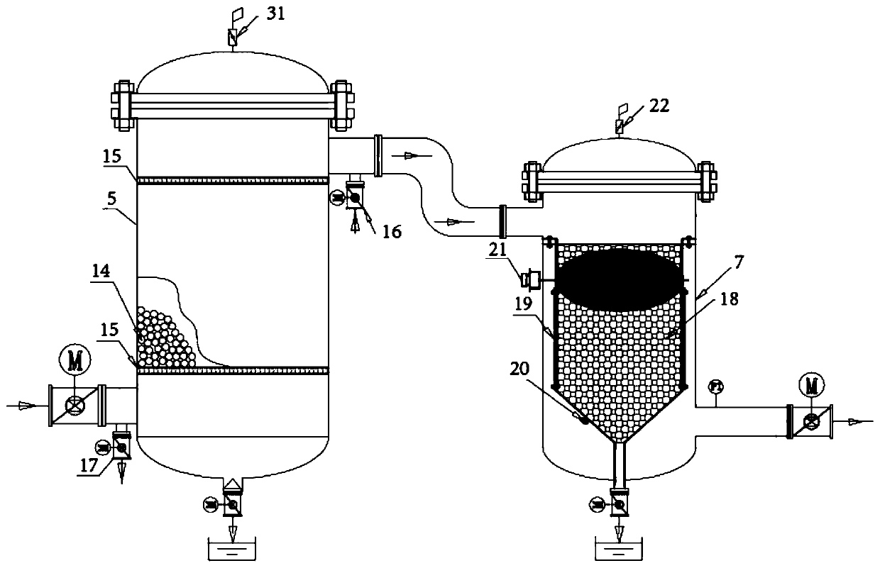 Pre-filtering device of aluminum heat exchange tube type sea water desalination system and cleaning method