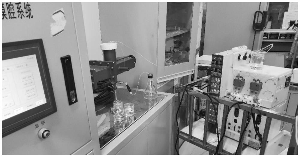 Method for one-step synthesis of 5-hydroxymethylfurfural and derivatives thereof by using microwave-microreactor to catalyze fructose