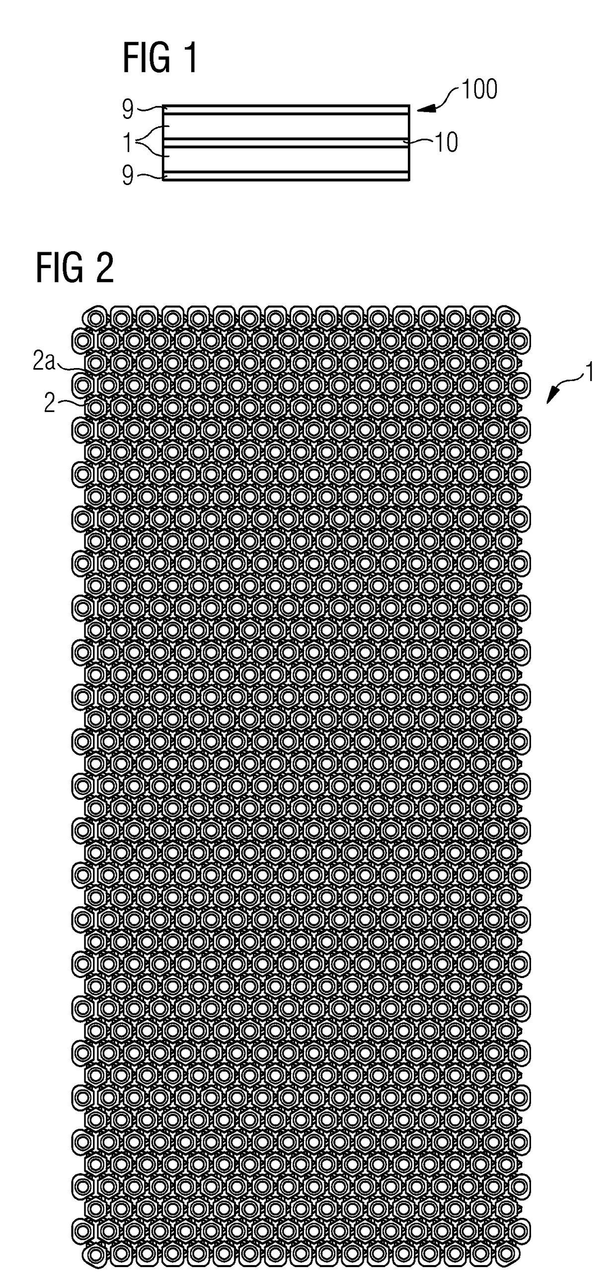 Magnetic resonance coil arrangement with adaptive coil spacing layer