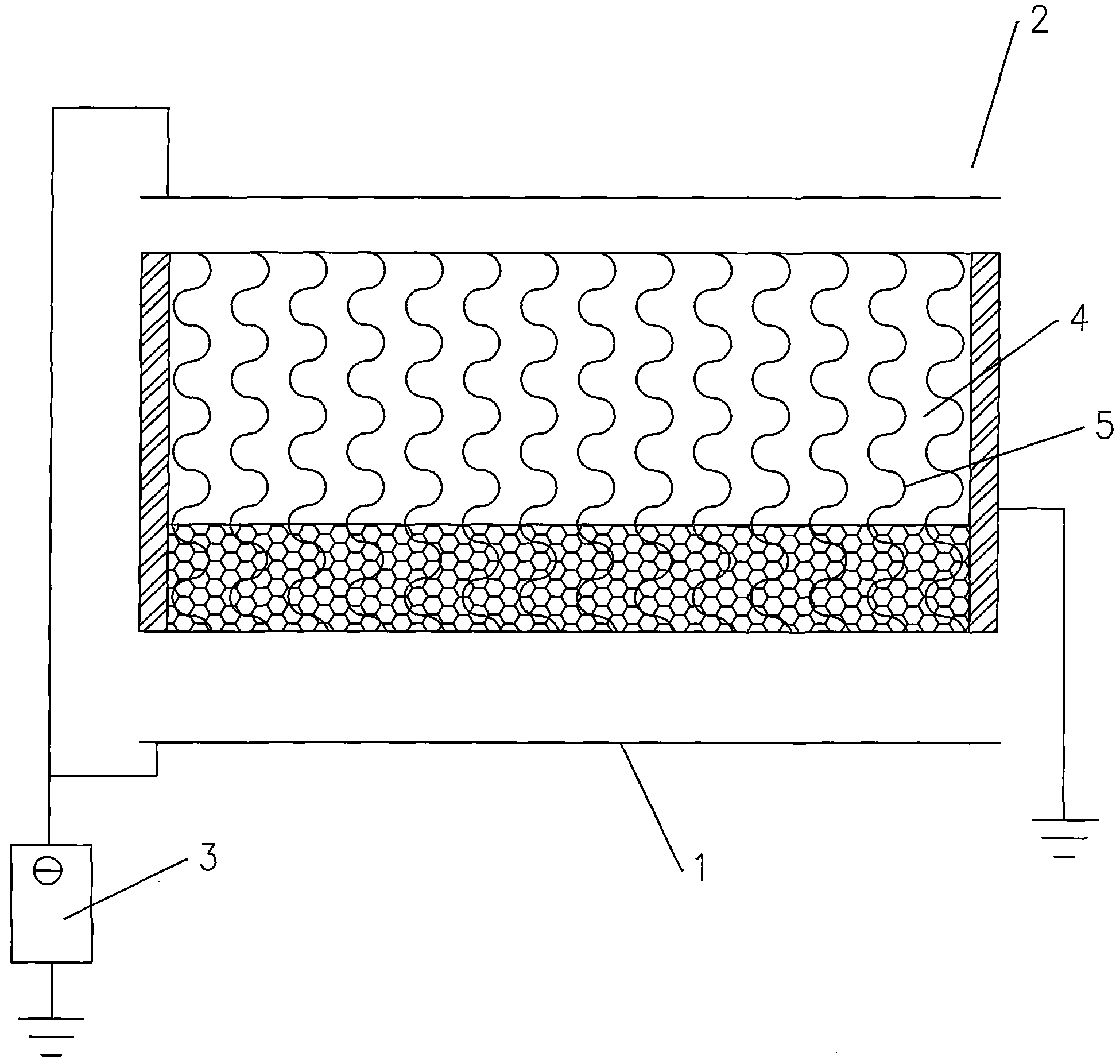 Runoff type electrostatic water collection device and cooling tower with same