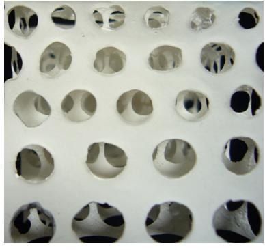 Method for preparing ceramic foams with pore gradient