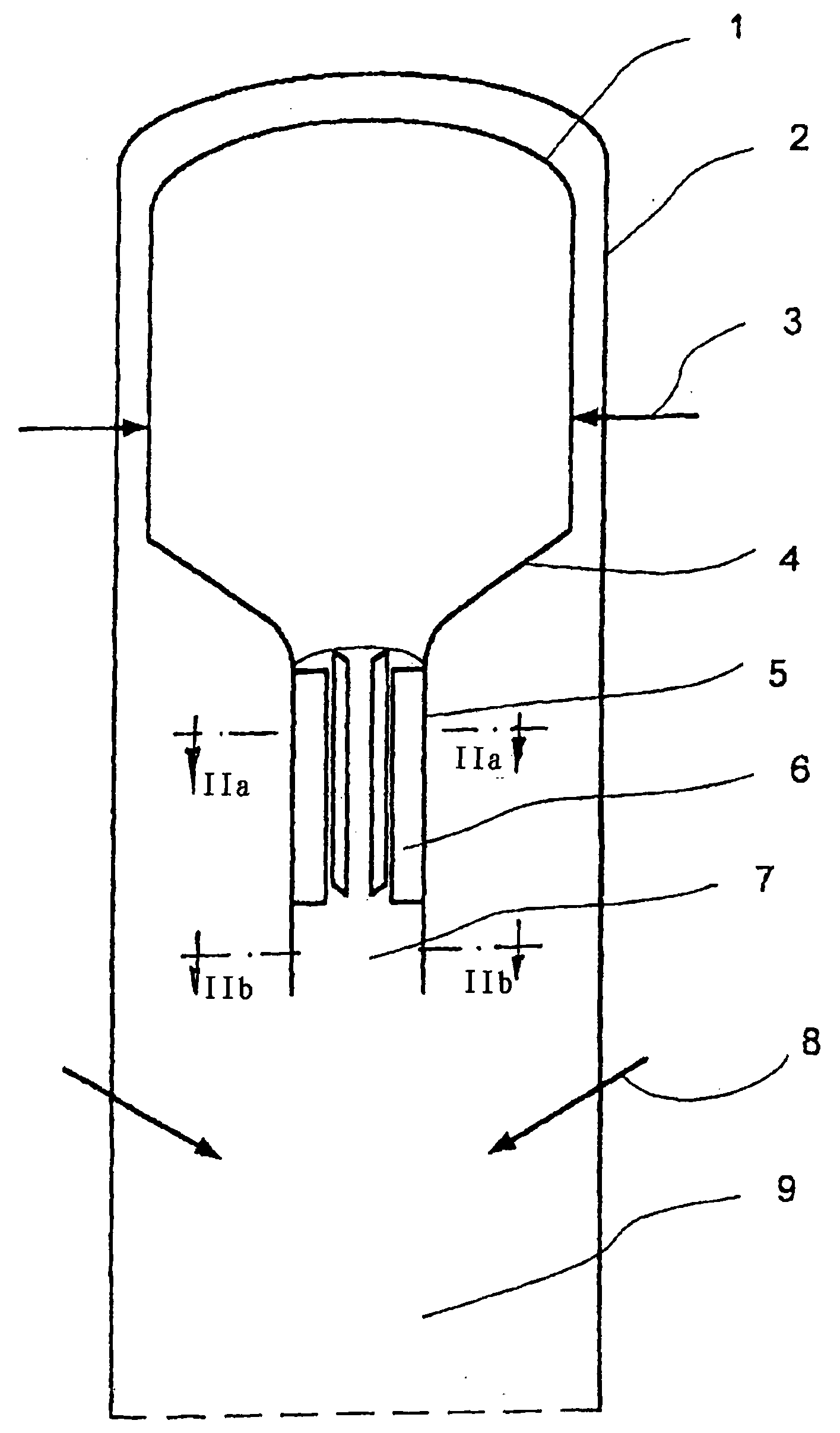 Device for producing synthesis gas with a gasification reactor and connecting quenching chamber