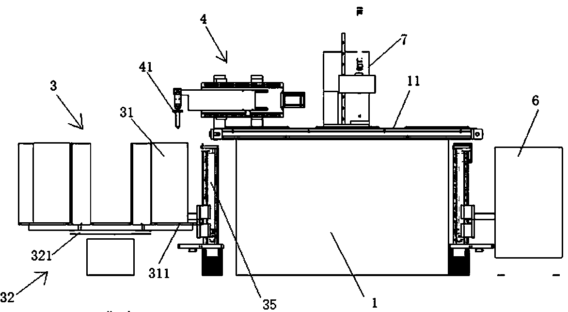 Real-time printing automatic labeling device and automatic labeling method thereof