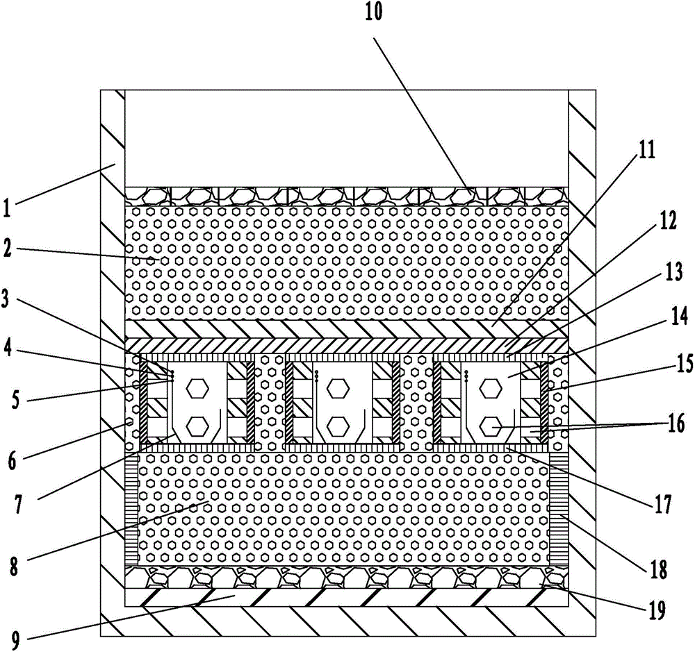 Tortoise hatching device preventing tortoise egg tumbling during vermiculite replacement, and application method thereof