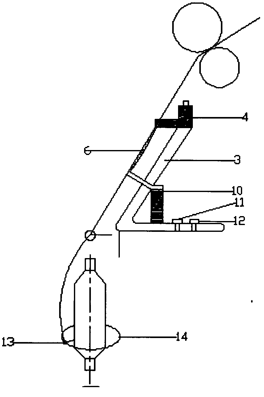 Device for reducing hairiness of ring-spun segmented colored yarn