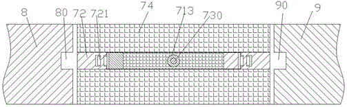 Operation-stable covering device for moving gap