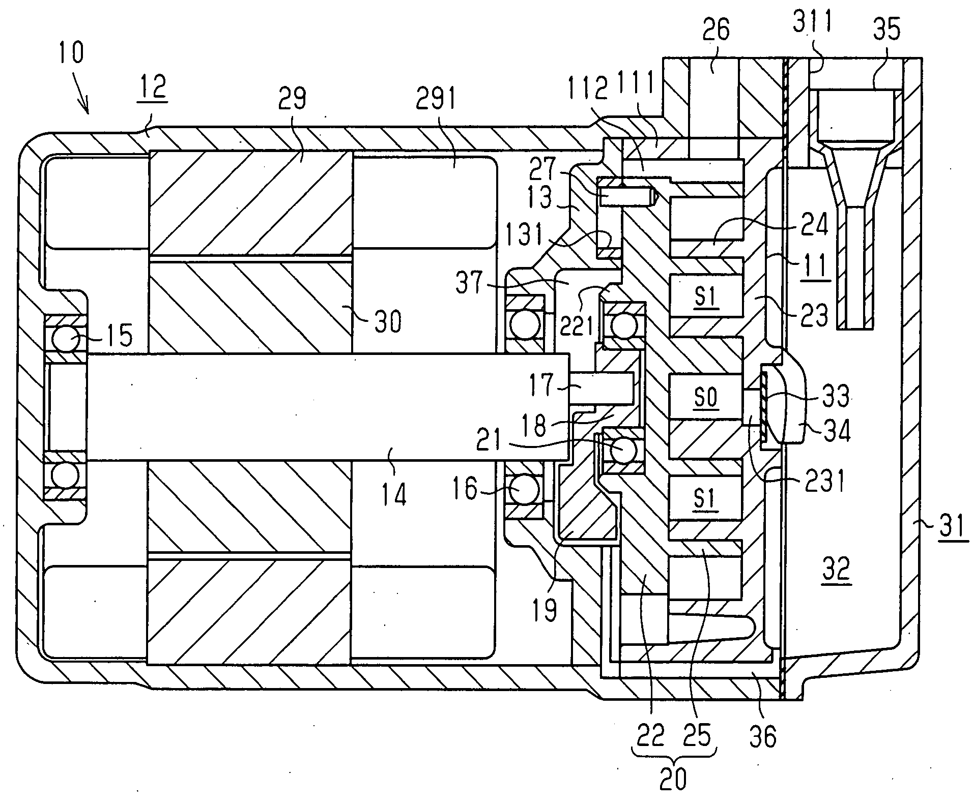 Device having a pulsation reducing structure, a passage forming body and compressor