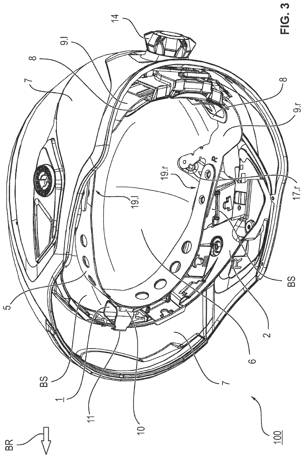 Safety helmet with an intermediate piece for changing the center of gravity and arrangements with such a safety helmet and two alternative intermediate pieces
