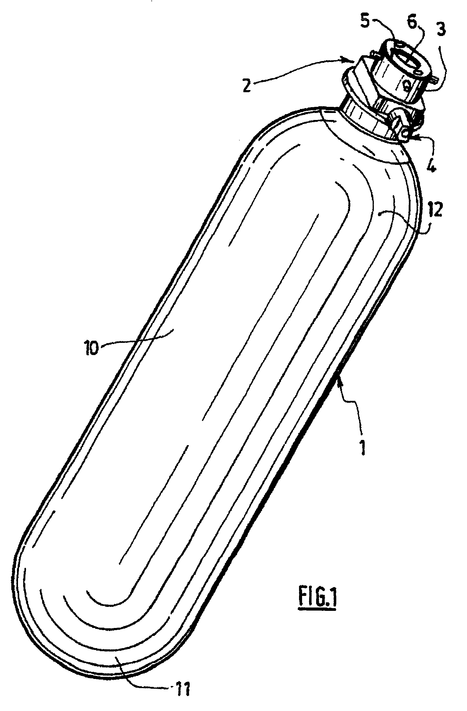 Assembly including a pressurized gas storage tank and a control device for filling the tank with gas and/or extracting gas therefrom