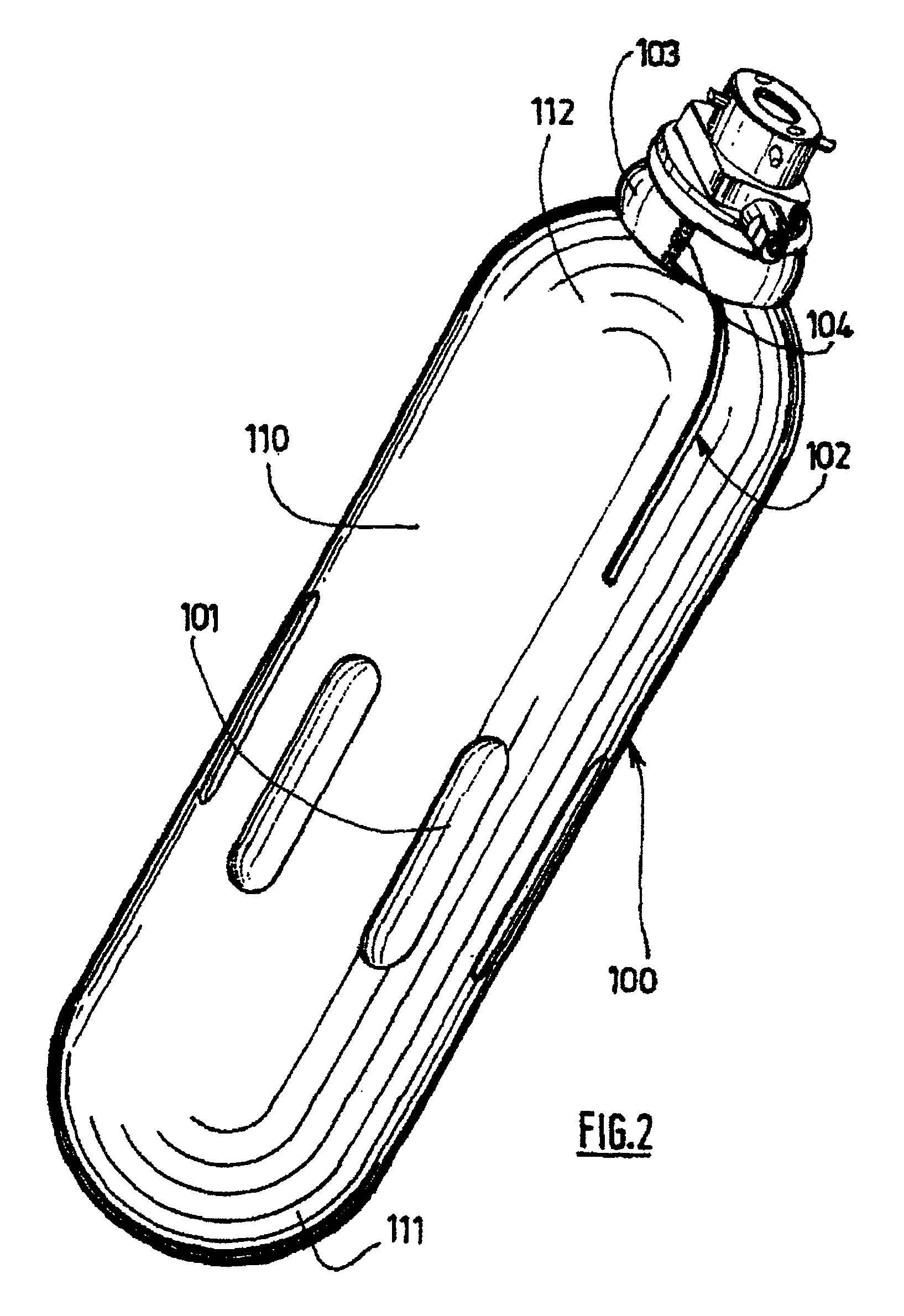 Assembly including a pressurized gas storage tank and a control device for filling the tank with gas and/or extracting gas therefrom