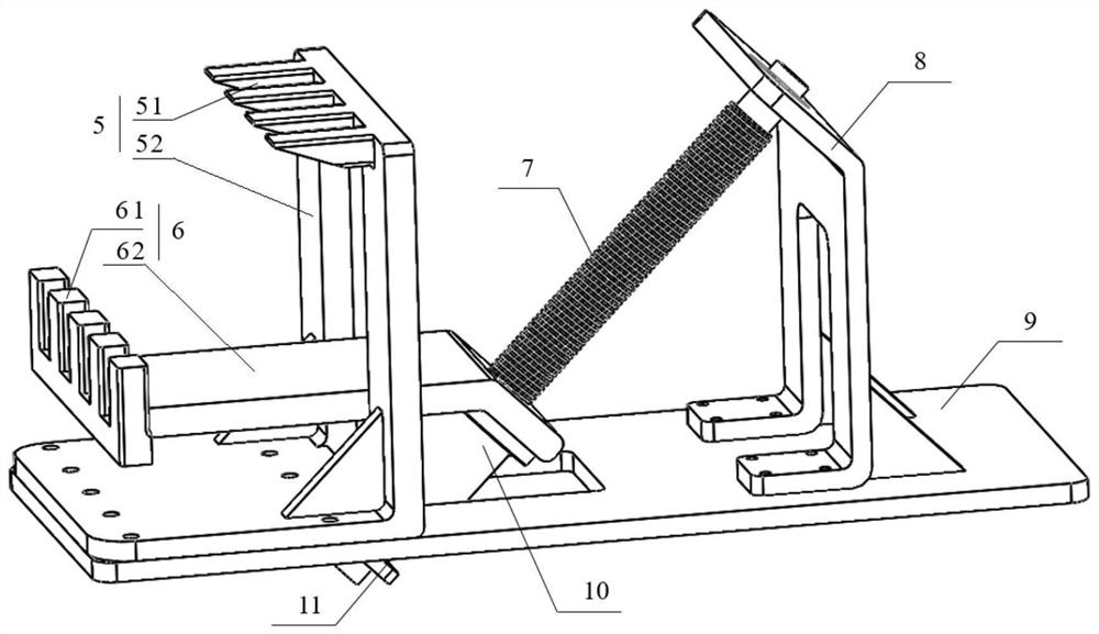 Centering distance-adjusting clamping device