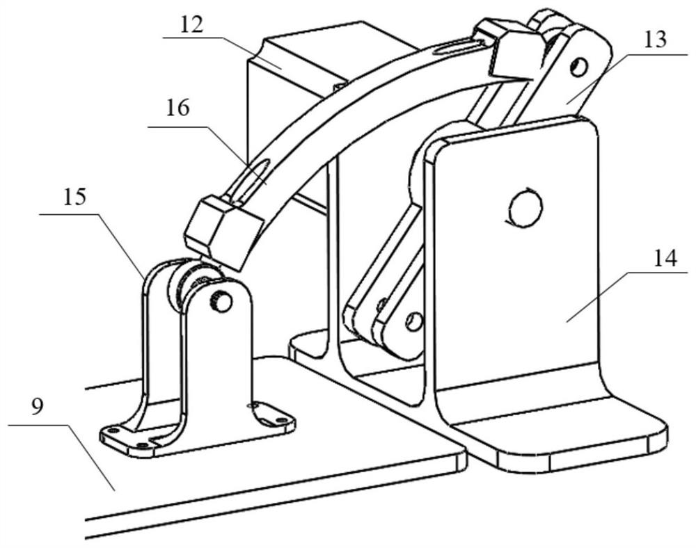 Centering distance-adjusting clamping device