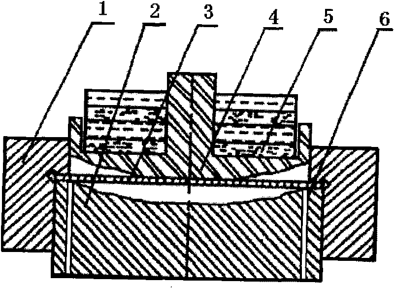 Device for preparing spherical solid-core microchannel plate
