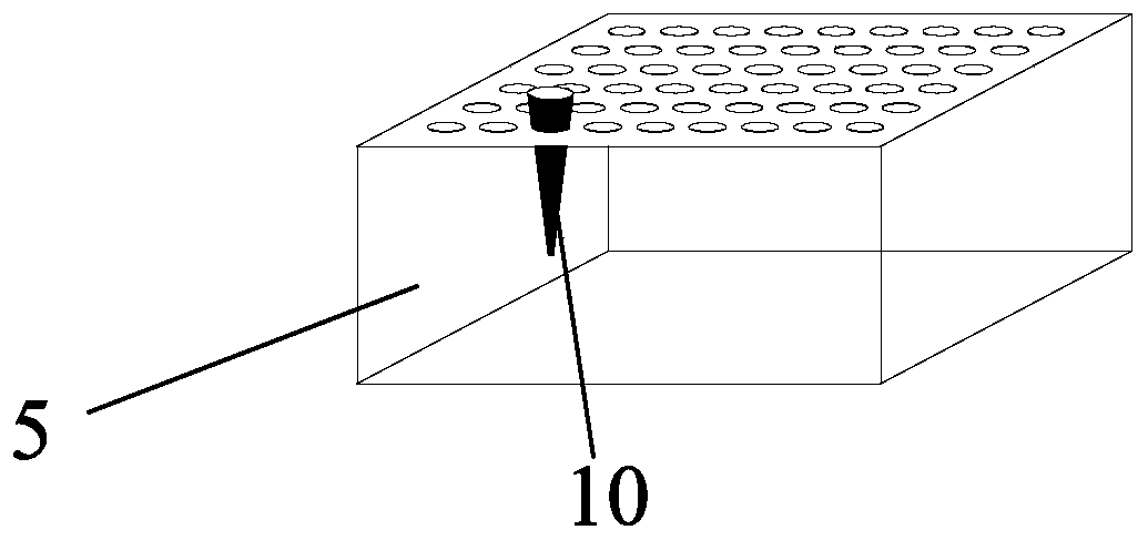 Pipette tip automatic cleaning device