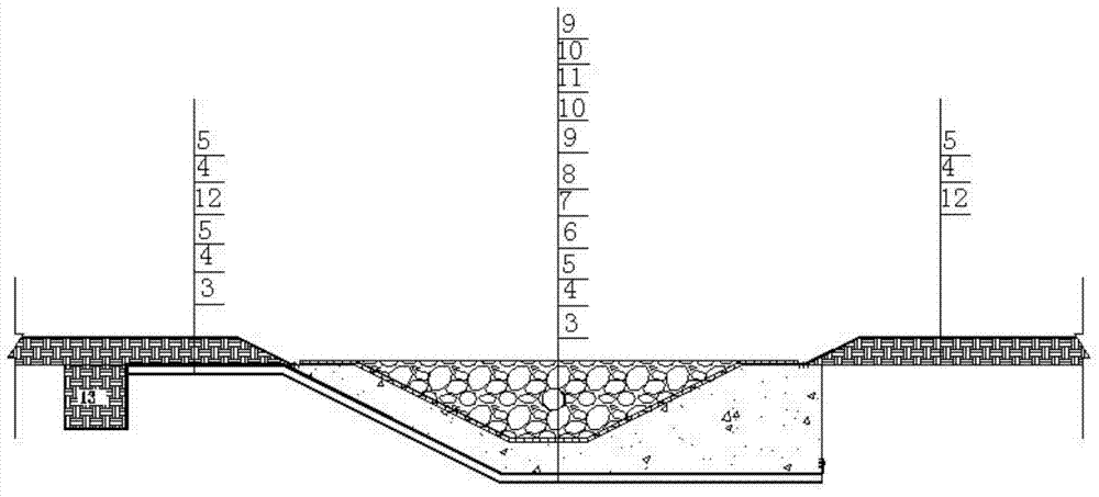 Leakage guide device at bottom of phosphogypsum yard for achieving wet discharge film paving leakage prevention