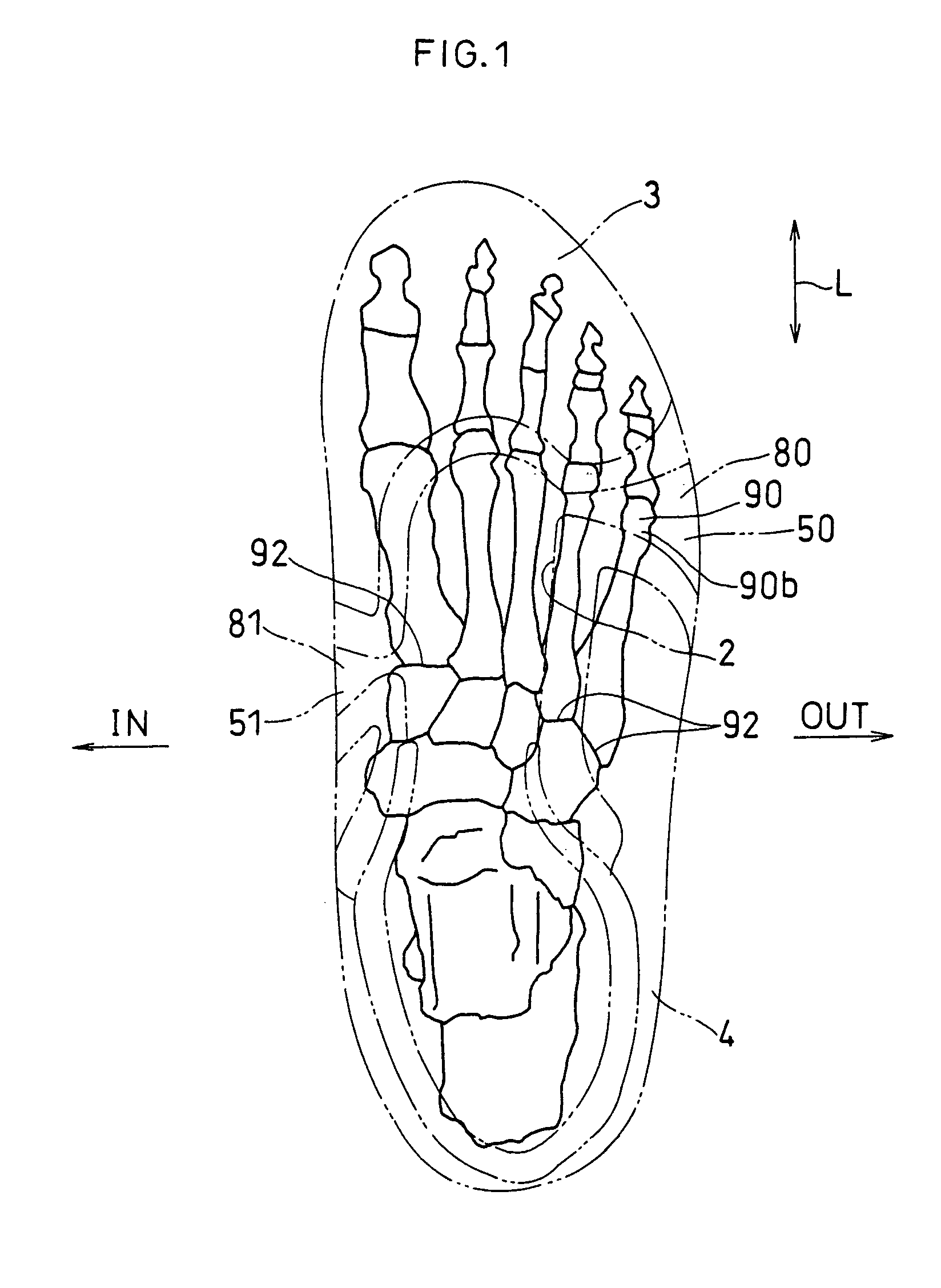 Athletic shoes having an upper whose fitting property is improved