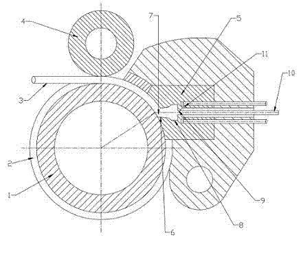 Continuously extruding method and extruding device of non-radial feeding