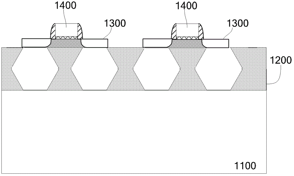 Semiconductor structure having suspended source and suspended drain, and formation method of semiconductor structure