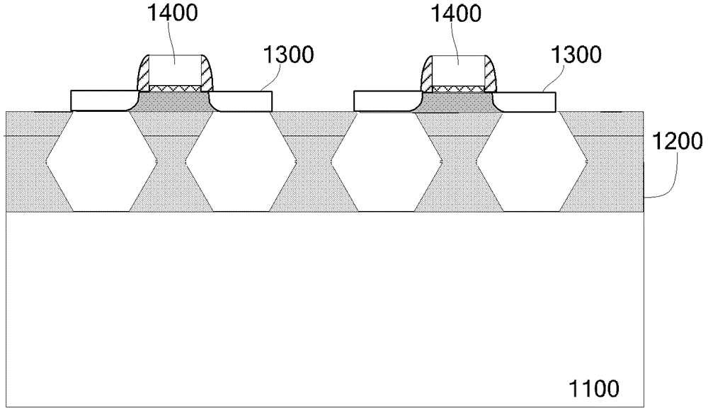 Semiconductor structure having suspended source and suspended drain, and formation method of semiconductor structure