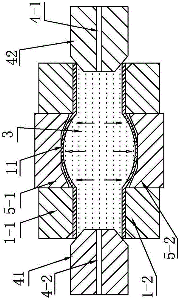 Swelling pressure composite forming method for large-section-difference special-shaped section pipe fitting