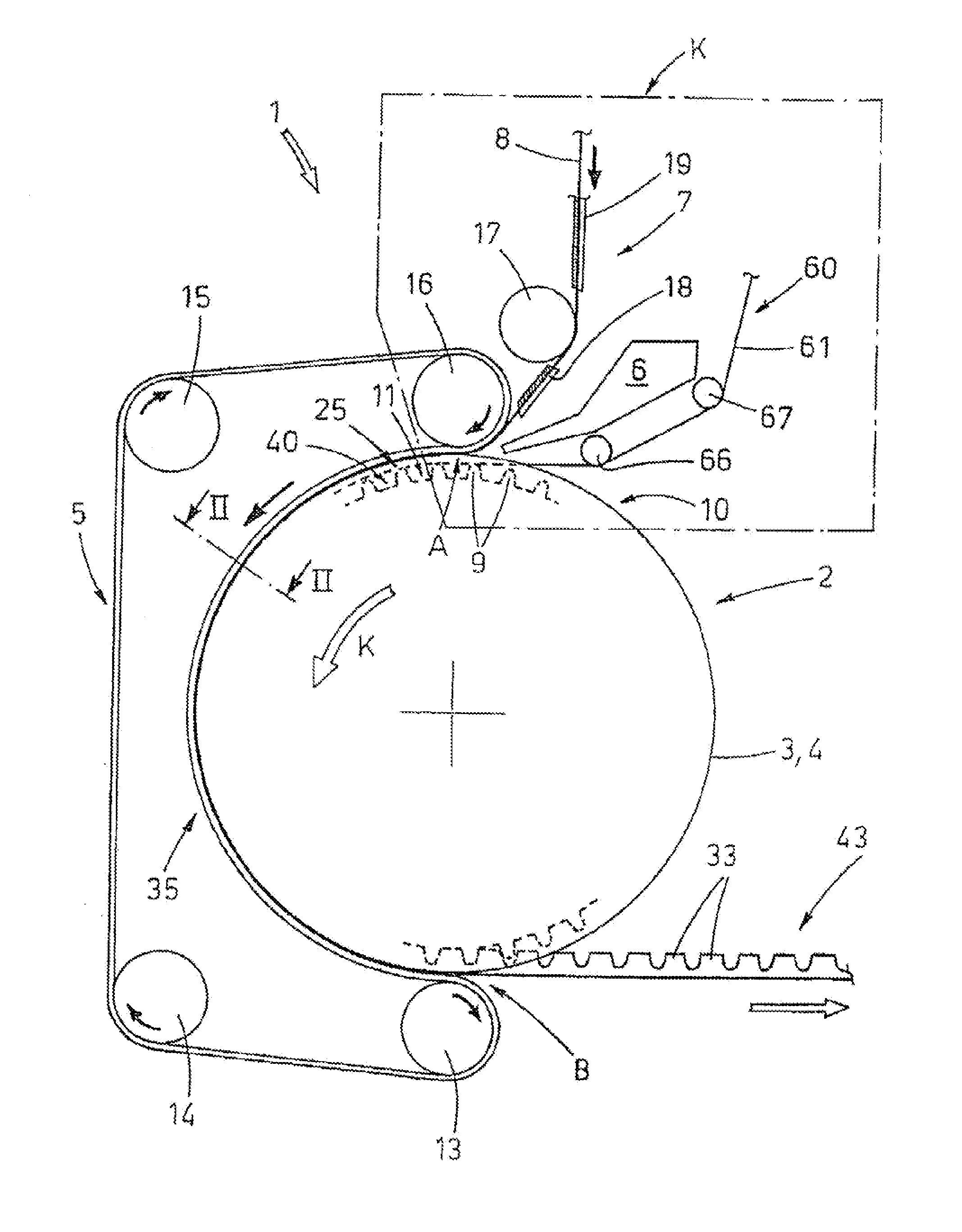 Cogged belt for conveying articles and/or for power transmission, and a method and an apparatus for realising the cogged belt