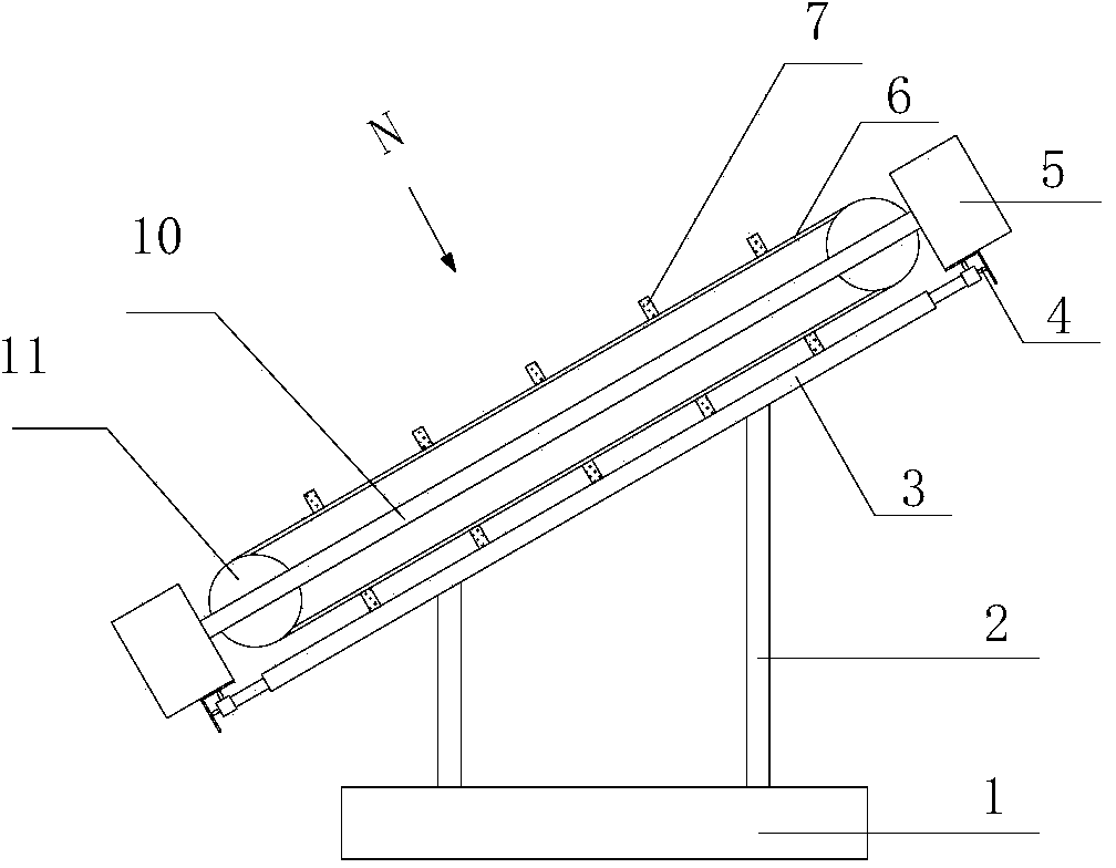 Chain-transmitting-scrubbing-brush type device for automatically cleaning solar panels