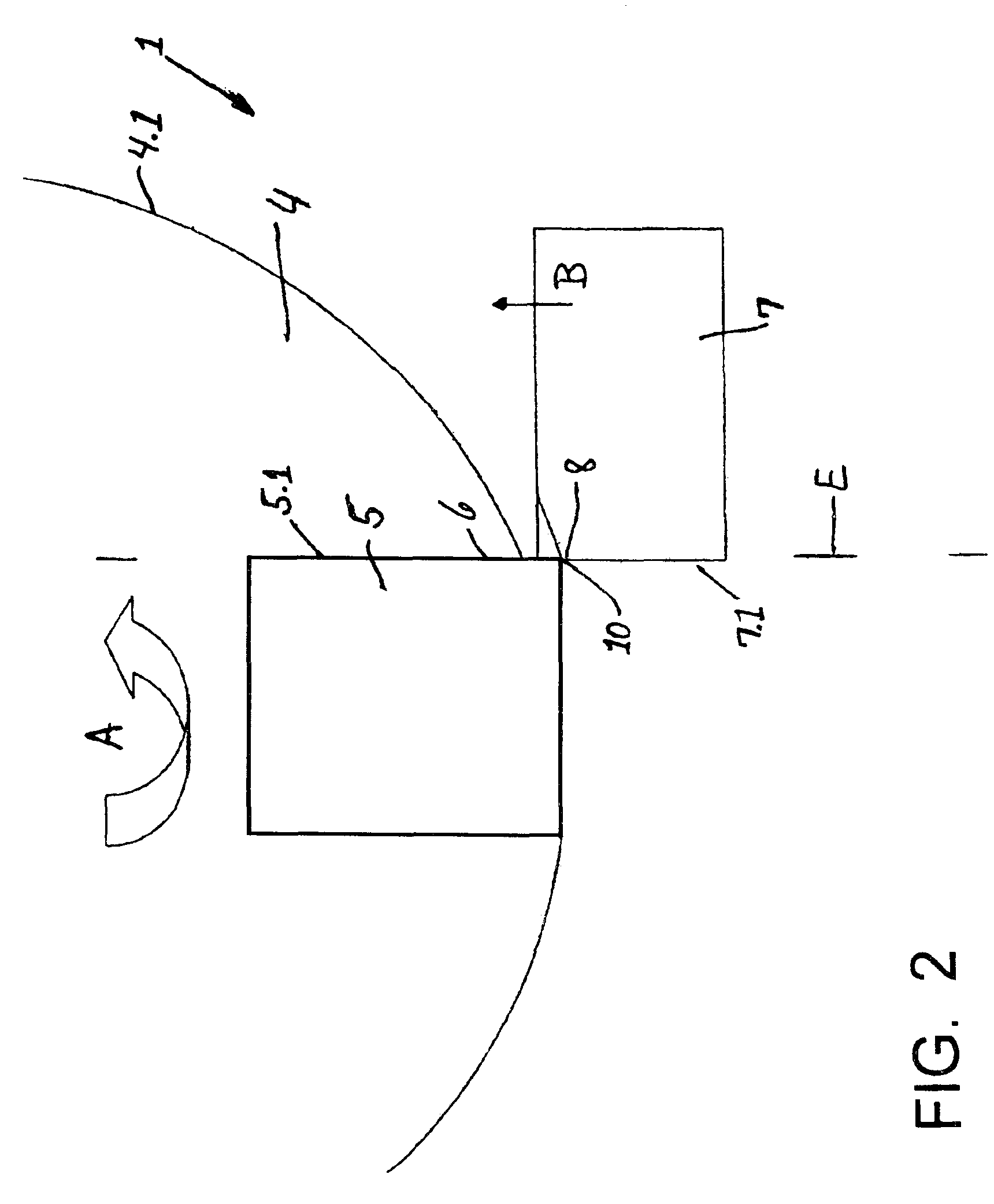 Beverage bottle filling plant with a beverage bottle labeling machine, and a cutting arrangement for a beverage bottle labeling machine