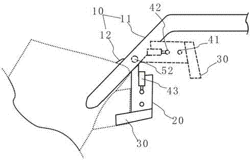 Movable cloth discharging mechanism with water returning function