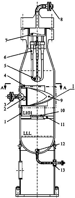 Rotational-flow purifying device for gaseous product in fluidized-bed residual oil hydrogenation reactor and method for purifying gaseous product by same