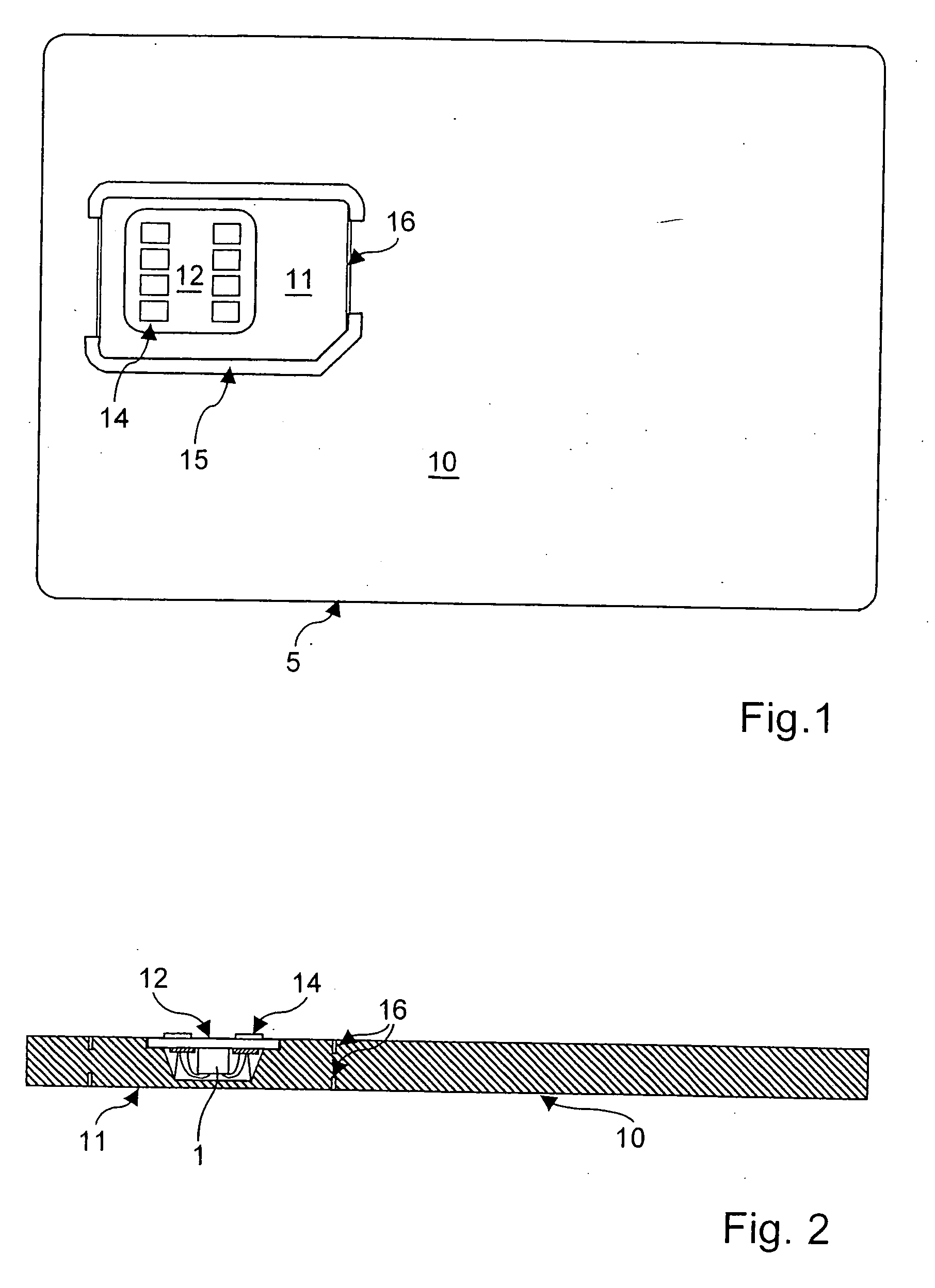 Microcircuit card attached to an adapter base, card base and manufacturing method