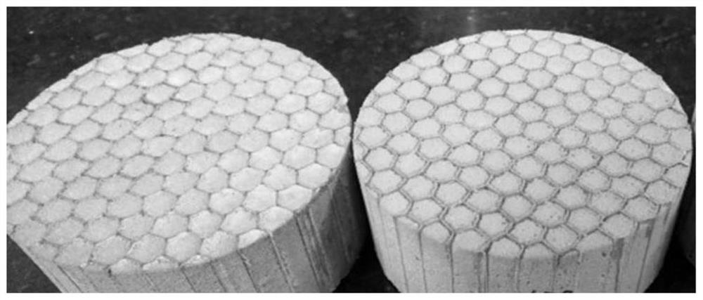 A heat-insulating and sound-absorbing honeycomb core material and its preparation method