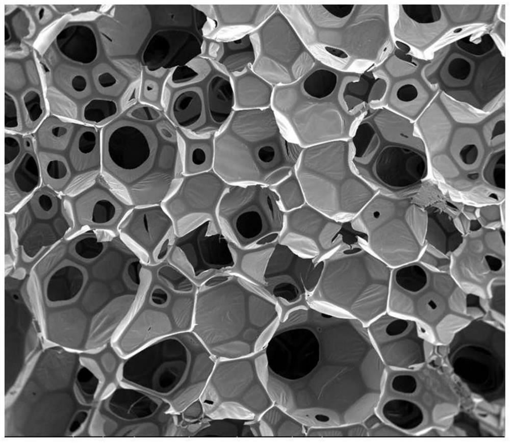 A heat-insulating and sound-absorbing honeycomb core material and its preparation method