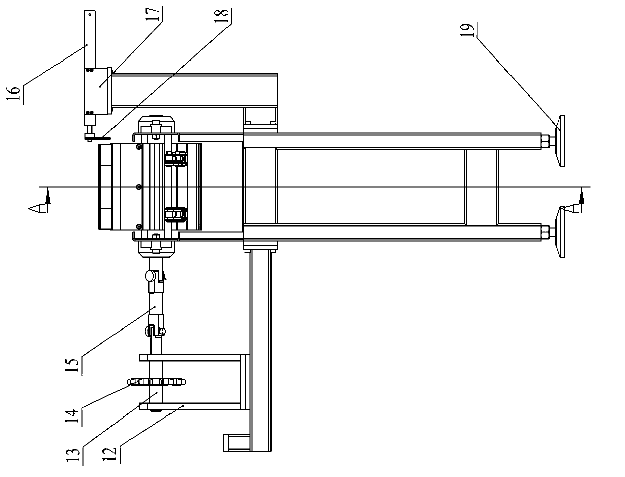 Synchronous feeding mechanism in feeding system of roller coating machine