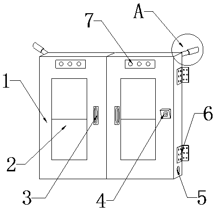 Safety fireproof door with fire extinguishing and alarming functions