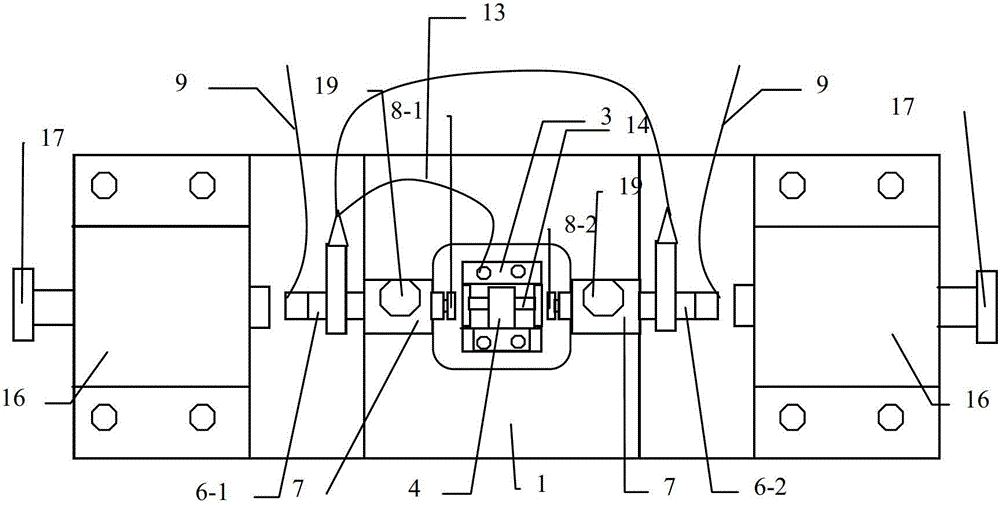 Device for measuring magnetostriction in dual-channel capacitance method and method thereof