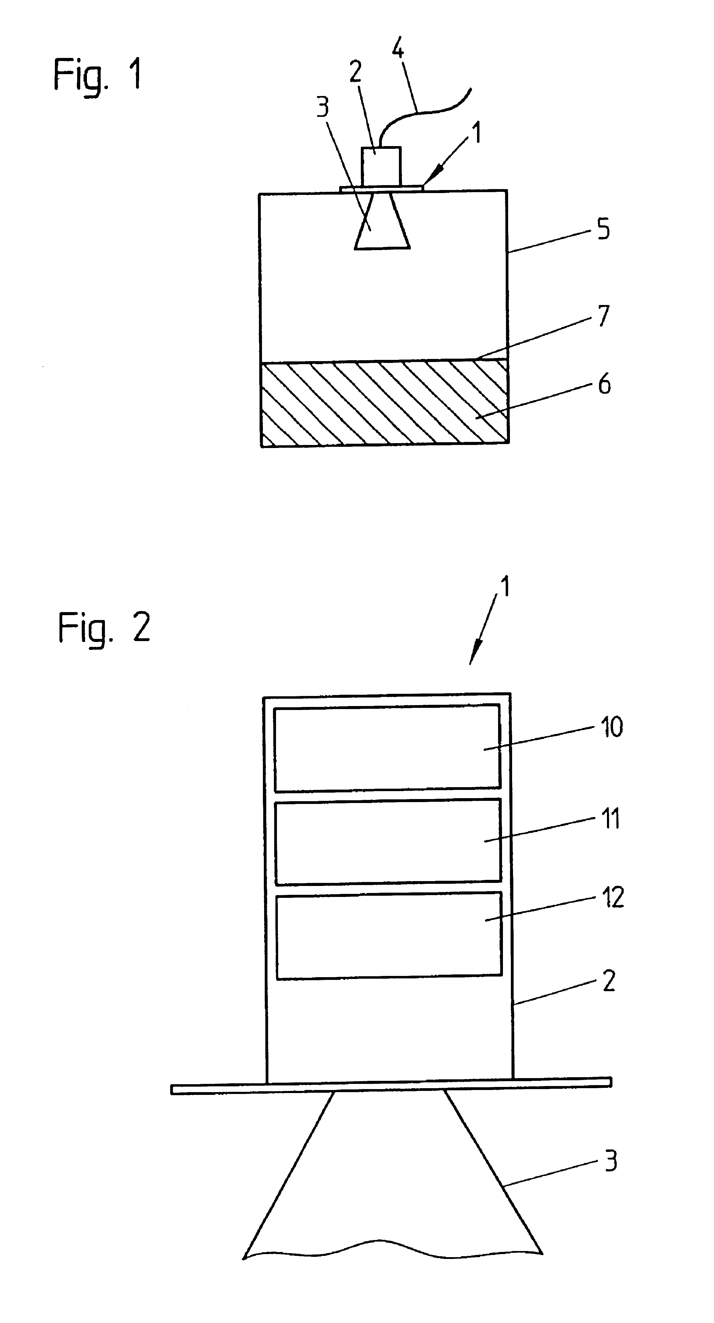 Method and device for the coarse differentiation between a liquid or a bulk material of a filling product present in a receptacle