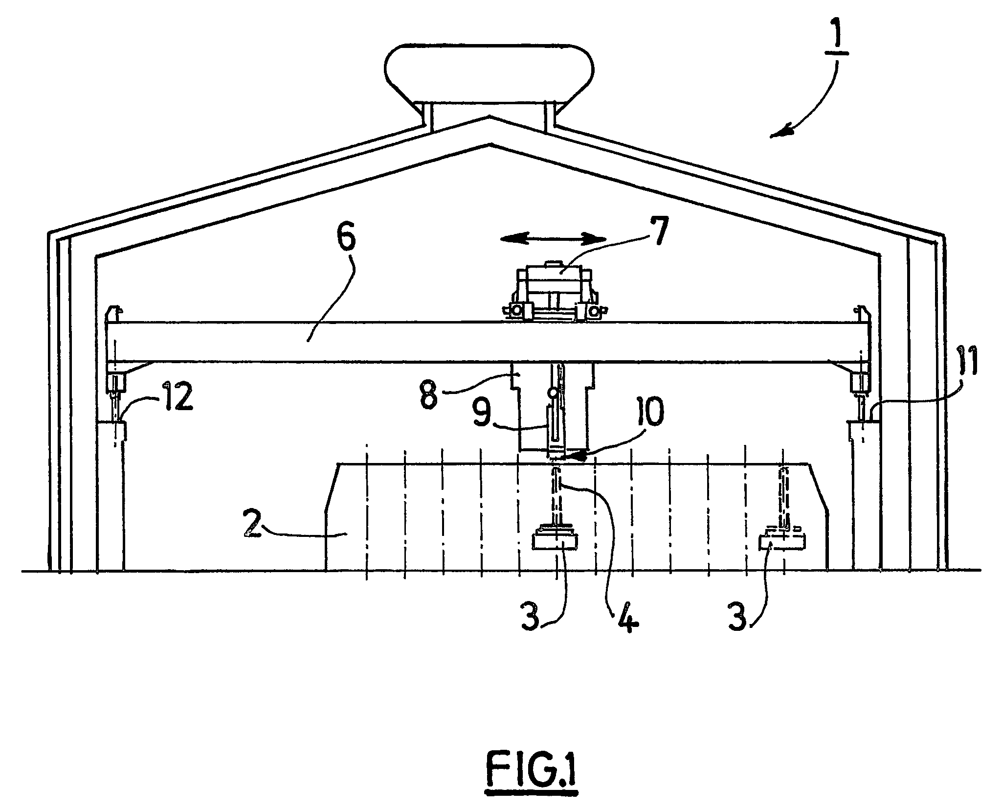 Handling clamp for a machine designed for tending an electrolytic cell used for the production of aluminium
