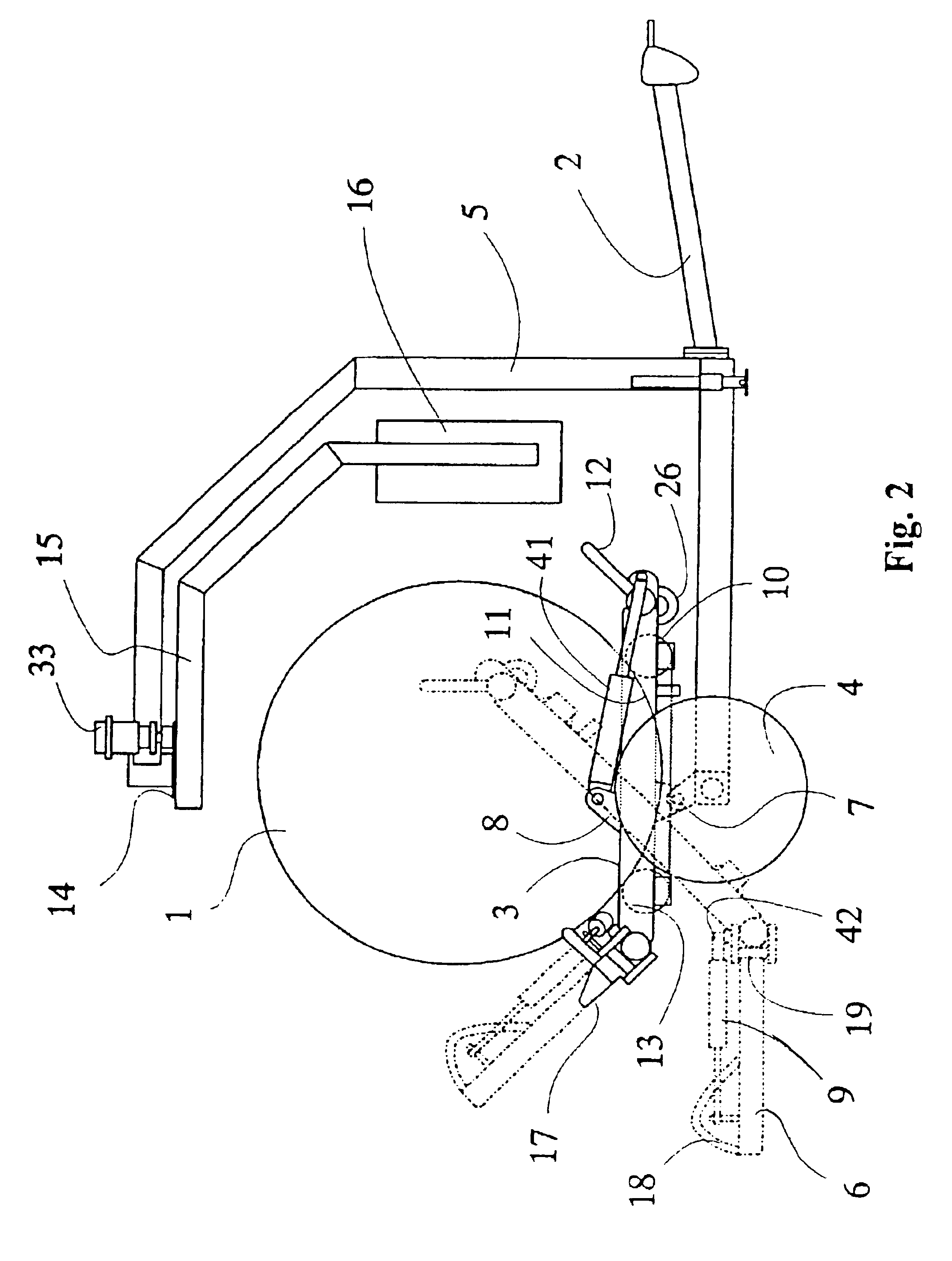 Procedure and apparatus for wrapping a fodder bale with plastic